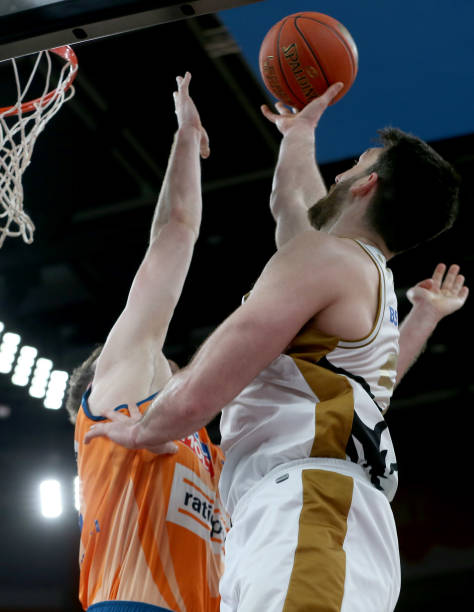 稳居争冠行 稳居争冠行